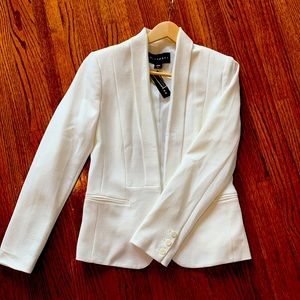 White fitted blazer